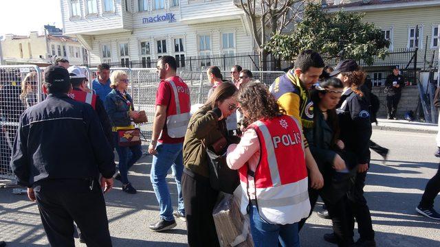 Fenerbahçeli taraftarlar, derbi öncesi toplanmaya başladı