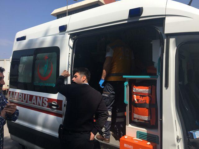 Ambulansa binmemek için direnen yaralıya kelepçe