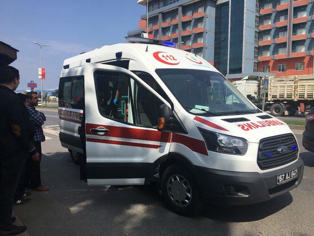 Ambulansa binmemek için direnen yaralıya kelepçe