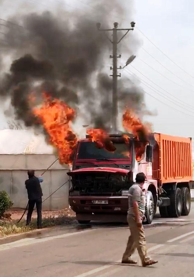 Seyir halindeki kamyon alev aldı