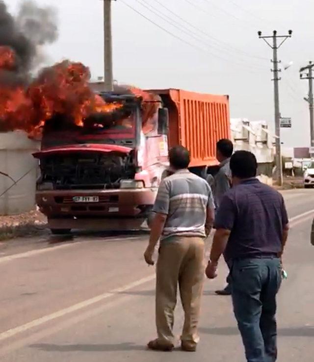 Seyir halindeki kamyon alev aldı