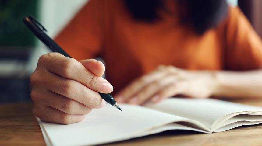 Okullar tamamen kalem kağıda d&ouml;n&uuml;yor! Bu &uuml;lkede "ekrana veda"