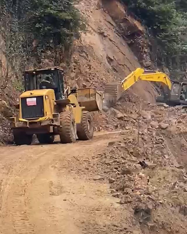 Rize&rsquo;de heyelanı temizleyen iş makinesi 2. heyelandan son anda kurtuldu 3