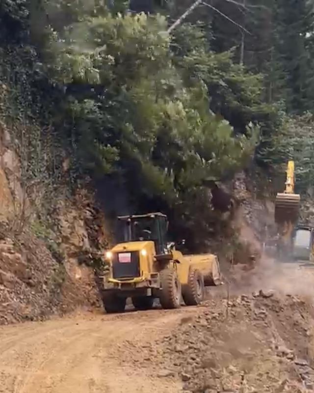 Rize&rsquo;de heyelanı temizleyen iş makinesi 2. heyelandan son anda kurtuldu 2