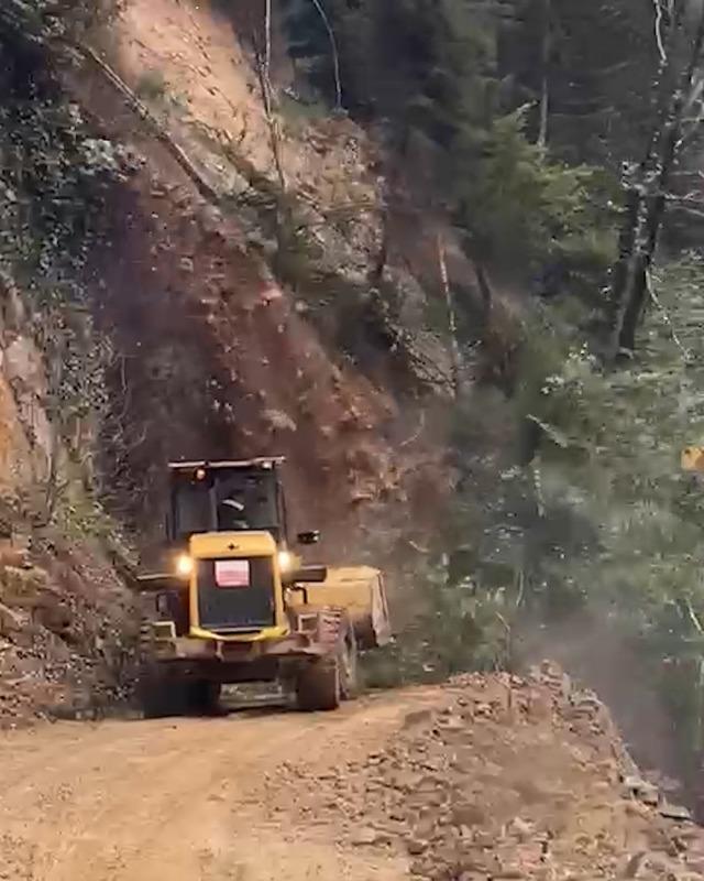 Rize&rsquo;de heyelanı temizleyen iş makinesi 2. heyelandan son anda kurtuldu 1