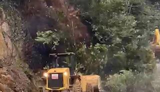 Rize&rsquo;de heyelanı temizleyen iş makinesi 2. heyelandan son anda kurtuldu