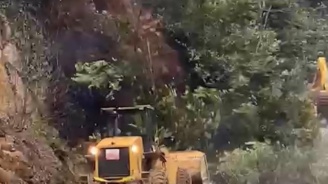 Rize’de heyelanı temizleyen iş makinesi 2. heyelandan son anda kurtuldu