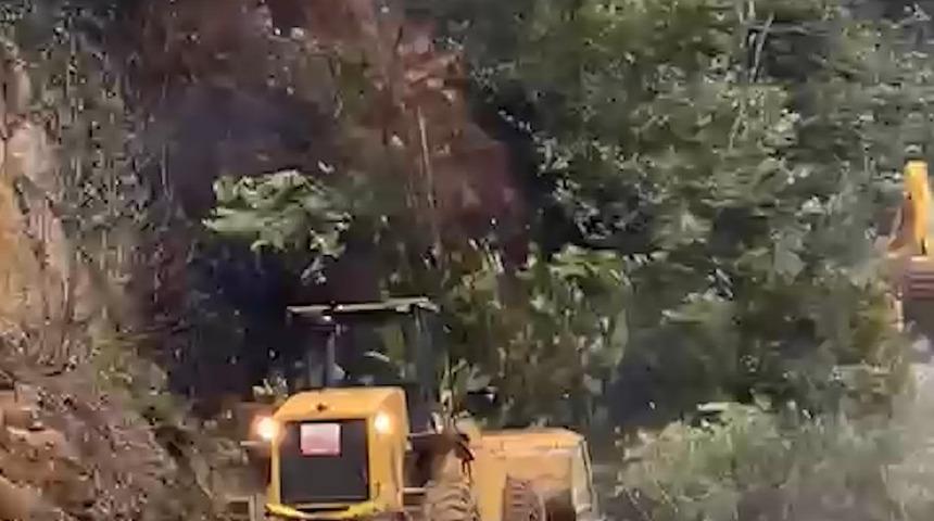 Rize&rsquo;de heyelanı temizleyen iş makinesi 2. heyelandan son anda kurtuldu