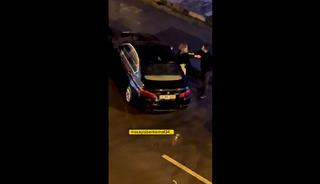 Yanındaki kadına şiddet uygulayıp zorla araca bindirdi... Tepki &ccedil;ekince saldırdı!