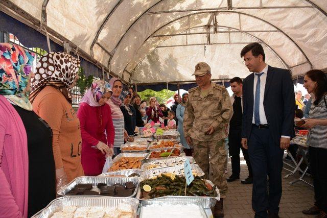 Menderes İlkokulu Mehmetçik Vakfı yararına kermes düzenledi