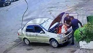 Alev alan otomobili &uuml;fleyerek s&ouml;nd&uuml;rmeye &ccedil;alıştı: O anlar kamerada