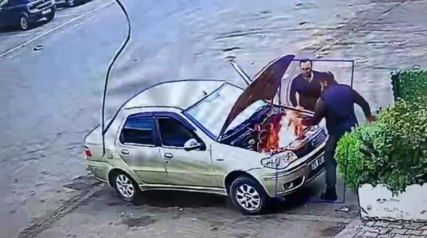 Alev alan otomobili &uuml;fleyerek s&ouml;nd&uuml;rmeye &ccedil;alıştı: O anlar kamerada