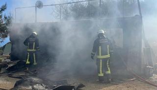 Alanya&rsquo;da iş&ccedil;ilerin kaldığı konteyner alevlere teslim oldu