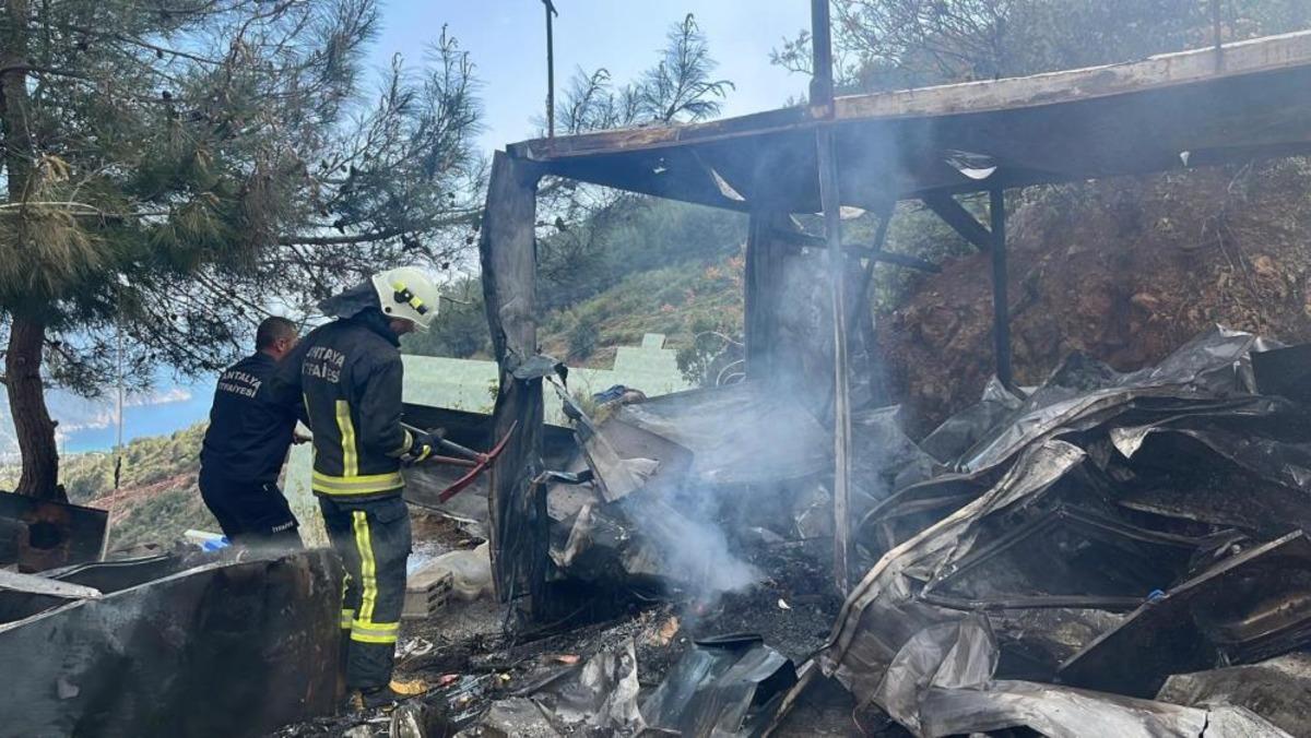 Alanya&rsquo;da iş&ccedil;ilerin kaldığı konteyner alevlere teslim oldu 1