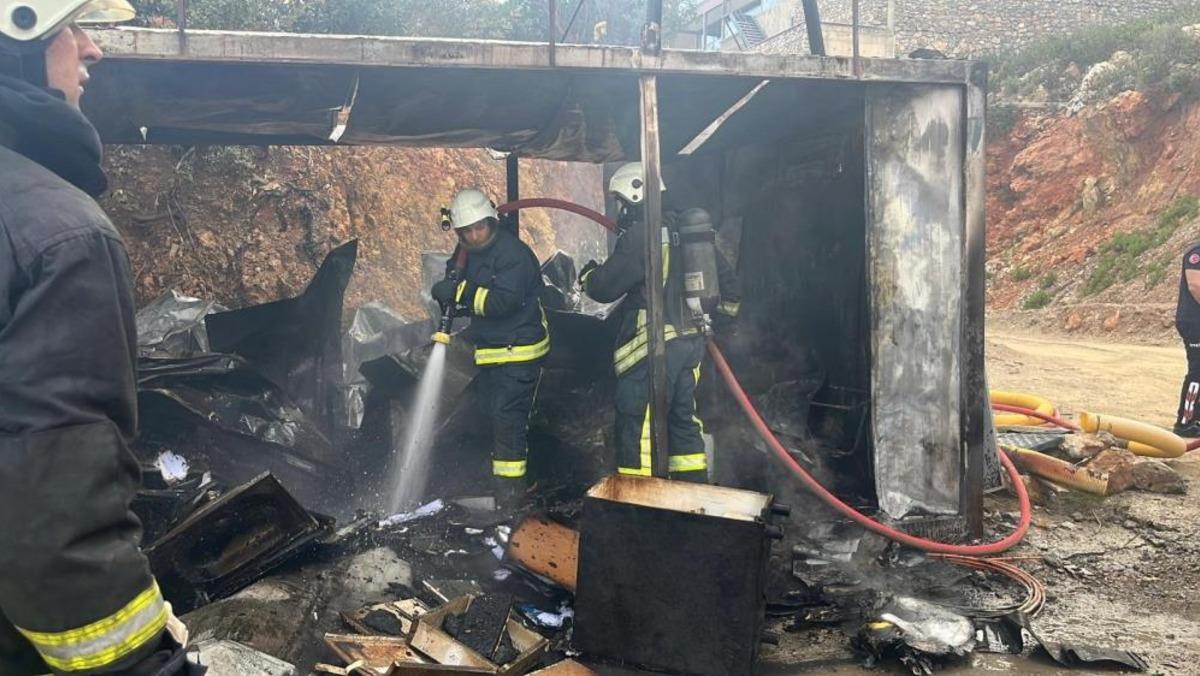 Alanya&rsquo;da iş&ccedil;ilerin kaldığı konteyner alevlere teslim oldu 3