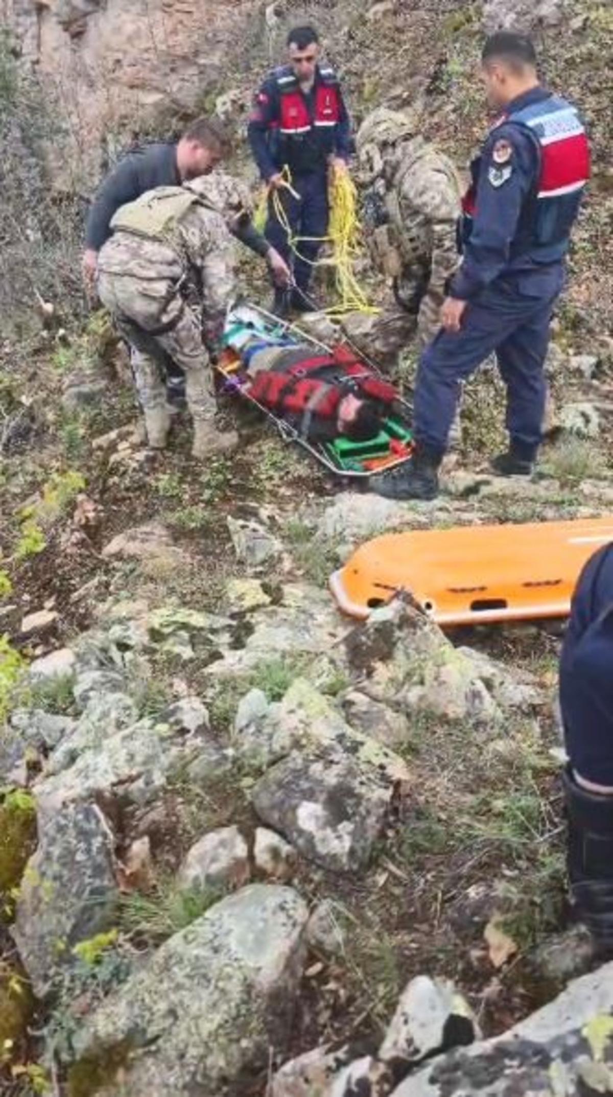 Artvin&rsquo;de yaylada d&uuml;şerek yaralanan vatandaş helikopterle kurtarıldı 3