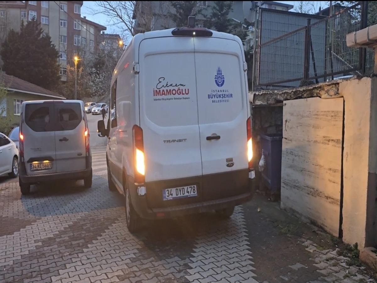 &Uuml;sk&uuml;dar da dehşete d&uuml;ş&uuml;ren olay: Tartıştığı anne ve babasını silahla &ouml;ld&uuml;r&uuml;p intihar etti 1