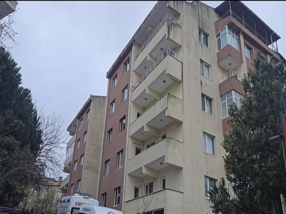 &Uuml;sk&uuml;dar da dehşete d&uuml;ş&uuml;ren olay: Tartıştığı anne ve babasını silahla &ouml;ld&uuml;r&uuml;p intihar etti 2