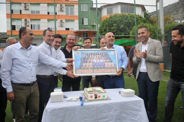 Alanyasporlu futboculardan Çavuşoğlu’na sürpriz kutlama