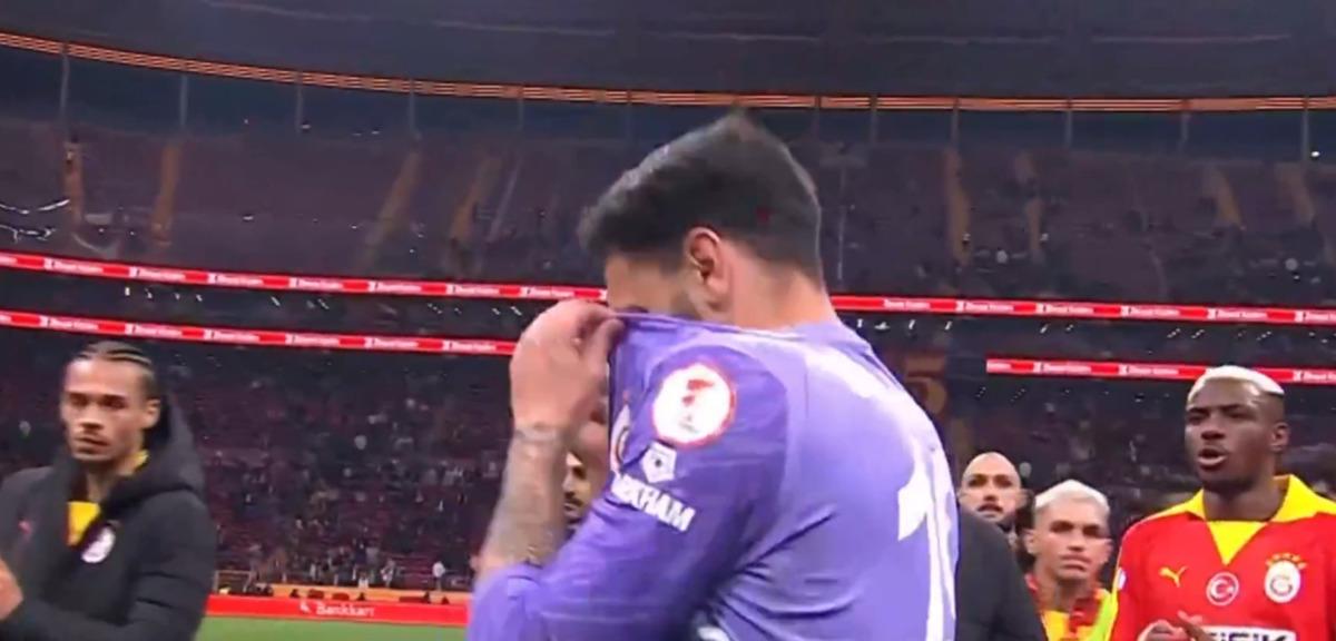 Günay Güvenç e tepki sonrası sahada gözyaşlarını tutamadı! 3