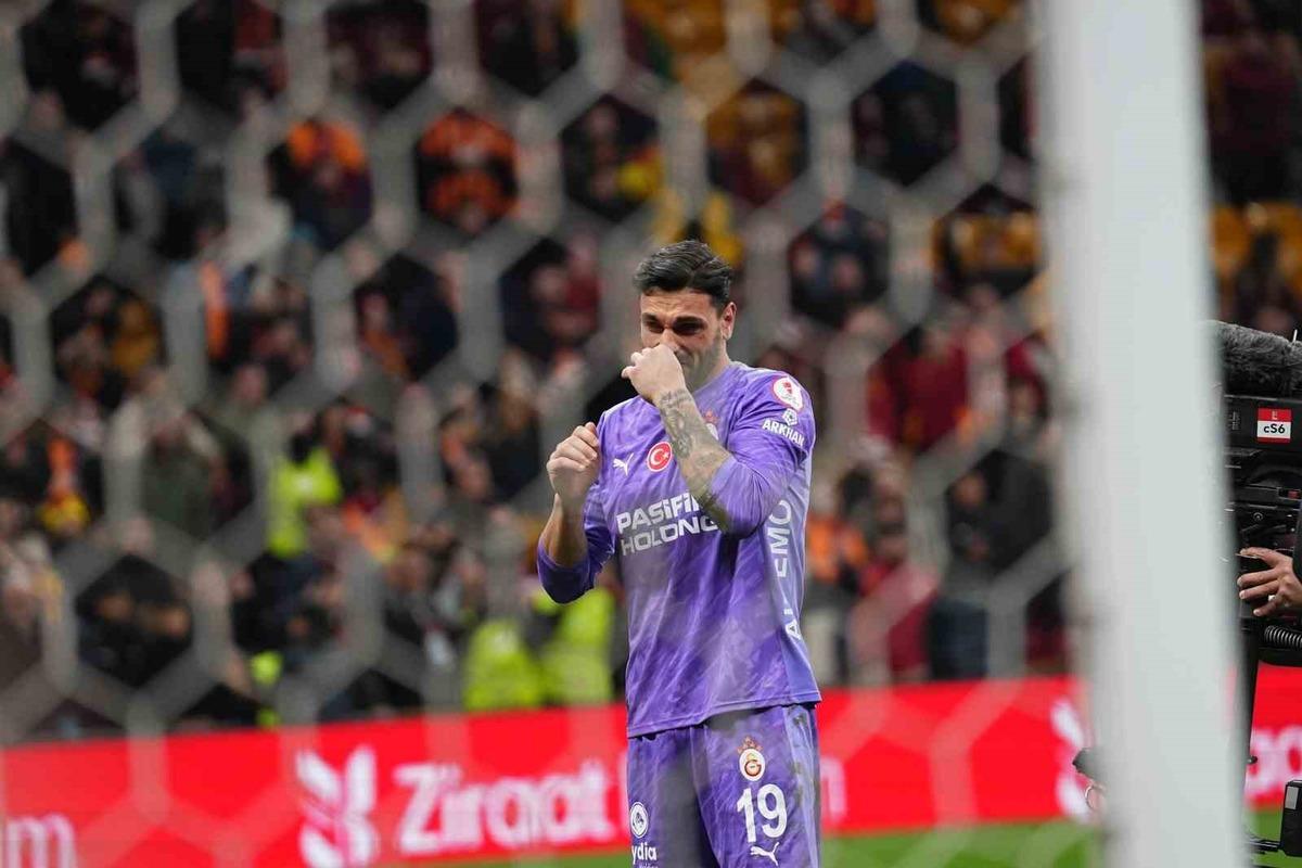 G&uuml;nay G&uuml;ven&ccedil; e tepki sonrası sahada g&ouml;zyaşlarını tutamadı! 2