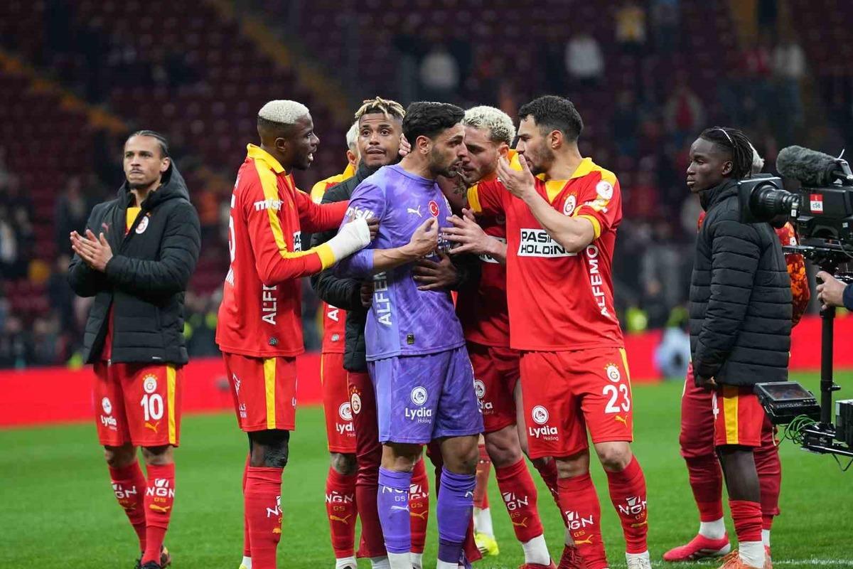 G&uuml;nay G&uuml;ven&ccedil; e tepki sonrası sahada g&ouml;zyaşlarını tutamadı! 3