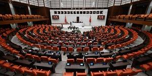 Doğum izni ve 15 yaş altına sosyal medya yasağı Meclis'te kabul edilerek yasalaştı