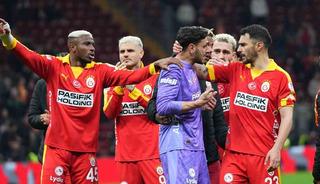 Galatasaraylı taraftarlardan G&uuml;nay G&uuml;ven&ccedil;&rsquo;e destek