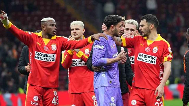 Galatasaraylı taraftarlardan Günay Güvenç’e destek