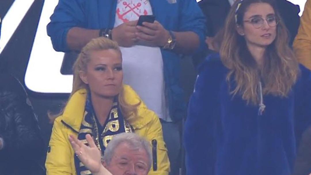 M&uuml;ge Anlı, Fenerbah&ccedil;e-Beşiktaş ma&ccedil;ını takip etti!