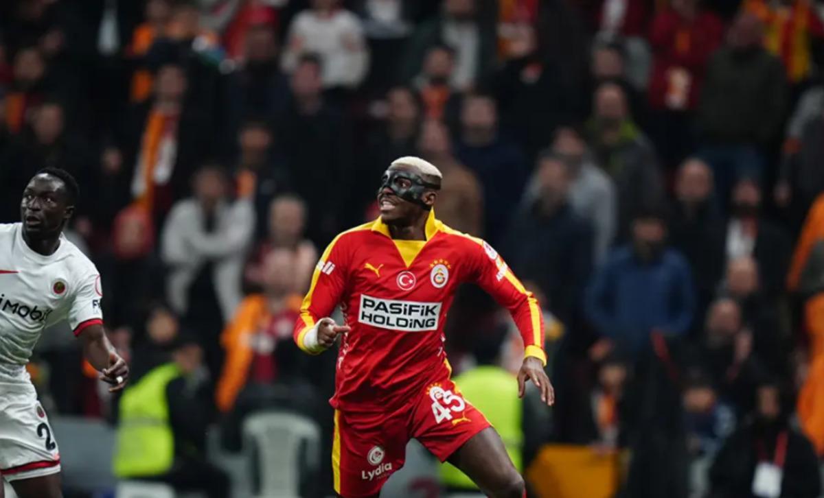 Victor Osimhen den ma&ccedil; sonunda hakeme b&uuml;y&uuml;k tepki! 1