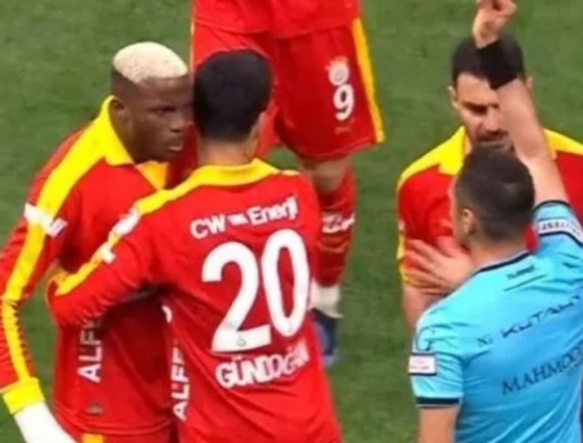 Victor Osimhen den ma&ccedil; sonunda hakeme b&uuml;y&uuml;k tepki! 2