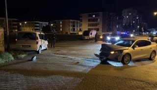 Alkoll&uuml; s&uuml;r&uuml;c&uuml; ile 15 yaşındaki &ccedil;ocuğun kullandığı ara&ccedil; &ccedil;arpıştı: 1 yaralı