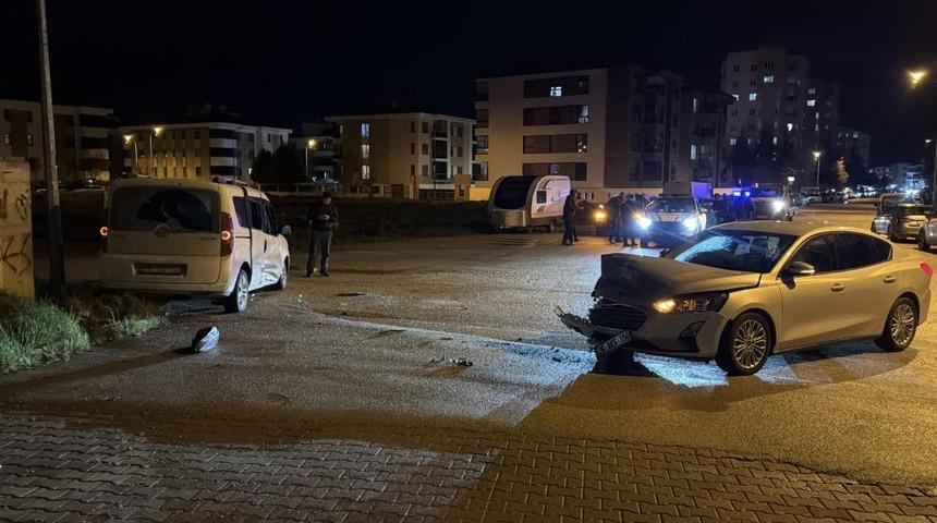 Alkoll&uuml; s&uuml;r&uuml;c&uuml; ile 15 yaşındaki &ccedil;ocuğun kullandığı ara&ccedil; &ccedil;arpıştı: 1 yaralı