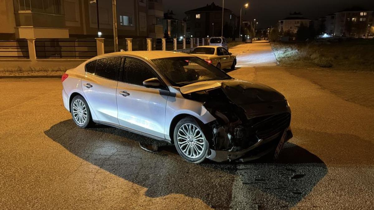 Alkoll&uuml; s&uuml;r&uuml;c&uuml; ile 15 yaşındaki &ccedil;ocuğun kullandığı ara&ccedil; &ccedil;arpıştı: 1 yaralı 2