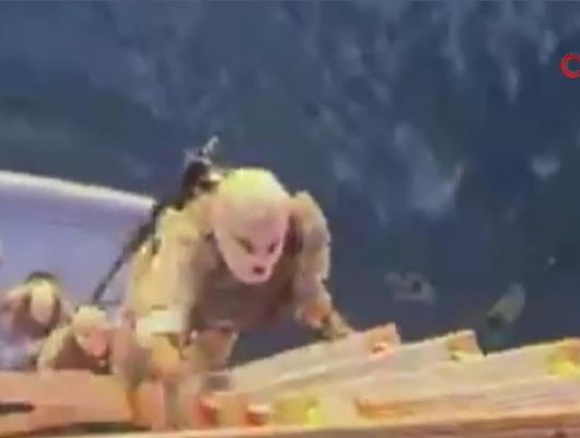 H&uuml;rm&uuml;z&rsquo;de gerilim: İran gemi baskını g&ouml;r&uuml;nt&uuml;lerini yayınladı