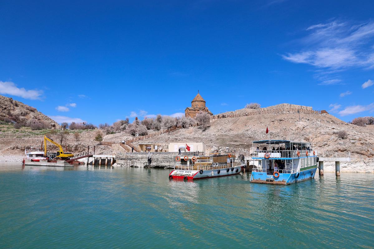 G&ouml;renler inanamıyor! En &ccedil;ok ziyaret edilen yer: Akdamar Adası 14