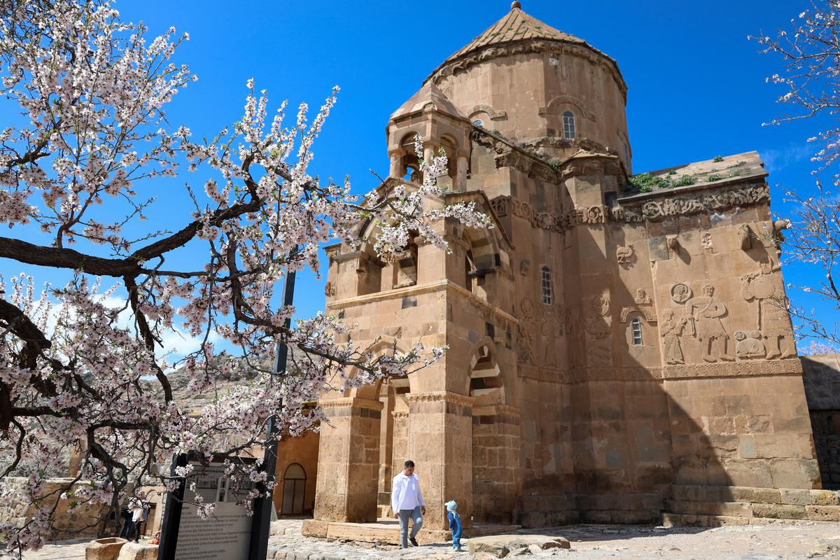 G&ouml;renler inanamıyor! En &ccedil;ok ziyaret edilen yer: Akdamar Adası 13
