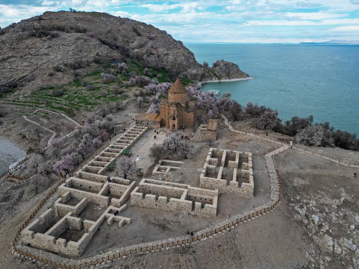 G&ouml;renler inanamıyor! En &ccedil;ok ziyaret edilen yer: Akdamar Adası 10