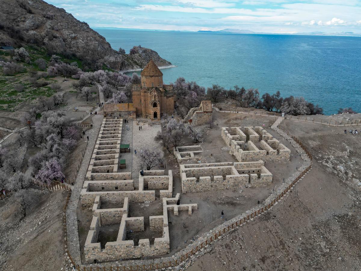 G&ouml;renler inanamıyor! En &ccedil;ok ziyaret edilen yer: Akdamar Adası 8