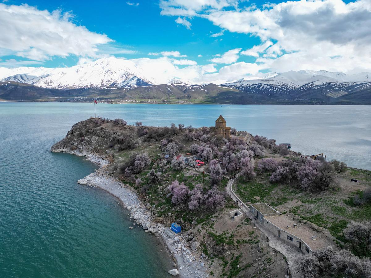 G&ouml;renler inanamıyor! En &ccedil;ok ziyaret edilen yer: Akdamar Adası 7