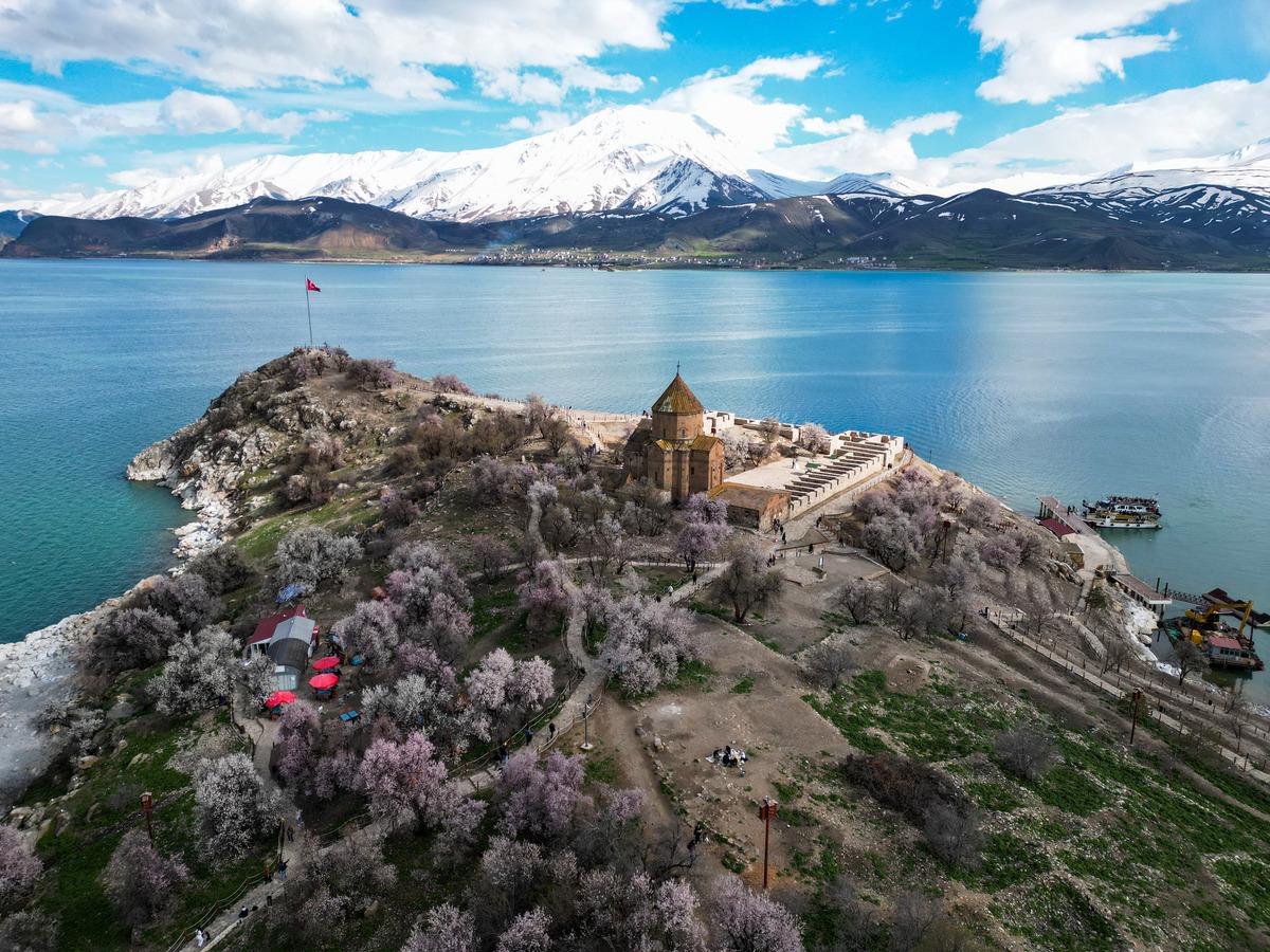 G&ouml;renler inanamıyor! En &ccedil;ok ziyaret edilen yer: Akdamar Adası 2