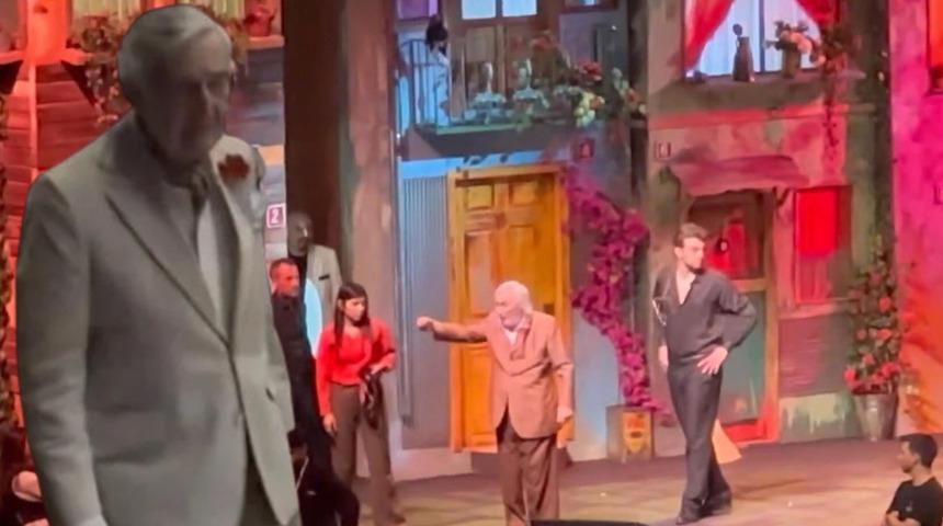 Rahmi Ko&ccedil; M&uuml;jdat Gezen&rsquo;e desteğe koştu! Gırgıriye'yi izlemeye gelenler arasındaydı... 