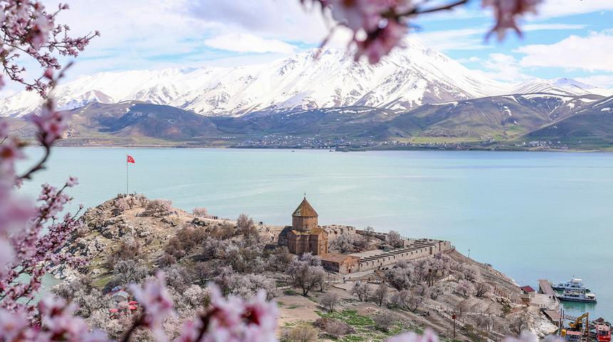G&ouml;renler inanamıyor! En &ccedil;ok ziyaret edilen yer: Akdamar Adası