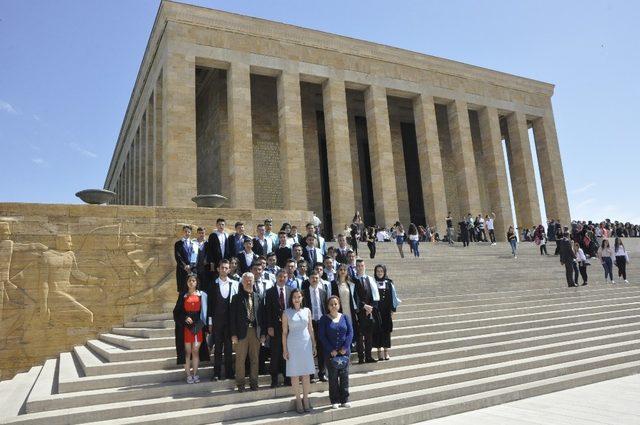 Mezun adayları Atatürk’ün huzuruna çıktı