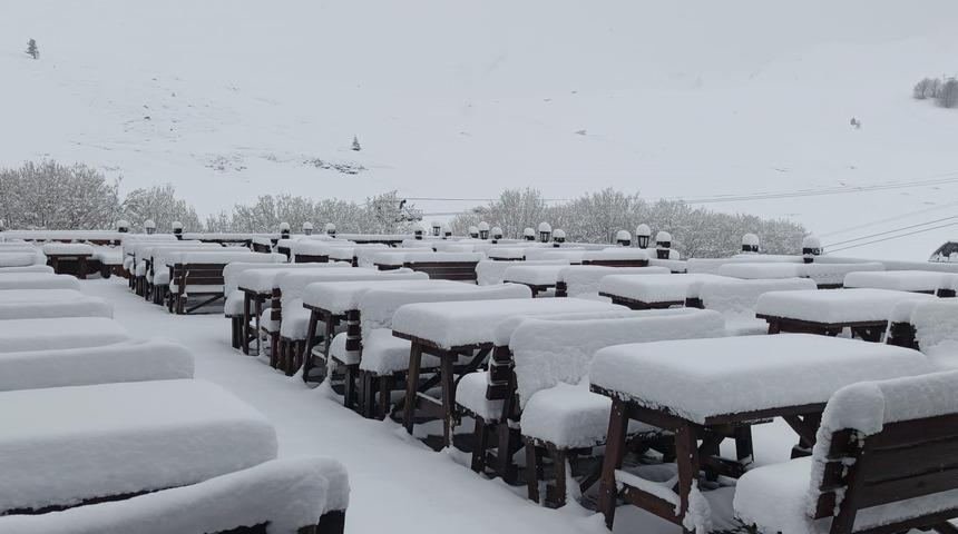 Nisan sonunda Uludağ&rsquo;da kış geri d&ouml;nd&uuml;
