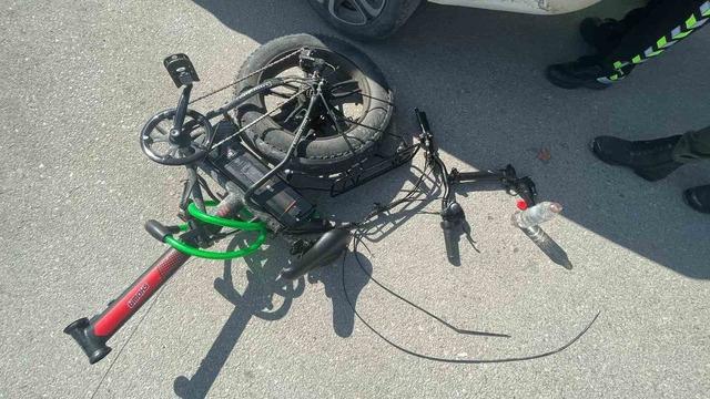 Otomobille &ccedil;arpışan elektrikli bisiklet ikiye b&ouml;l&uuml;nd&uuml;: 1 yaralı 2