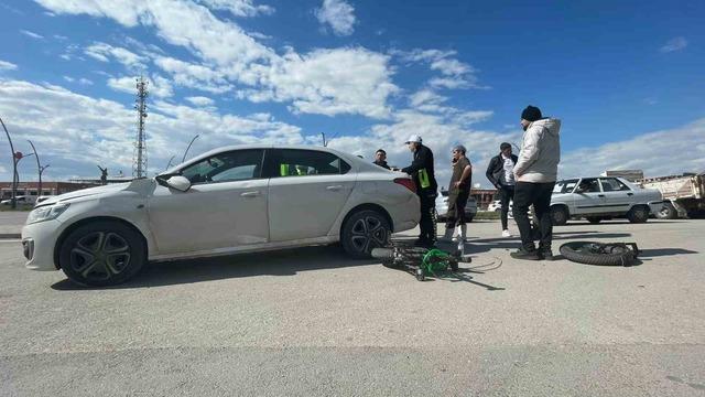 Otomobille &ccedil;arpışan elektrikli bisiklet ikiye b&ouml;l&uuml;nd&uuml;: 1 yaralı 1