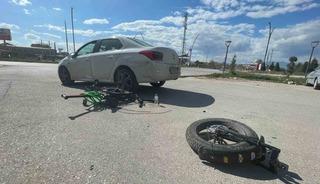 Otomobille &ccedil;arpışan elektrikli bisiklet ikiye b&ouml;l&uuml;nd&uuml;: 1 yaralı