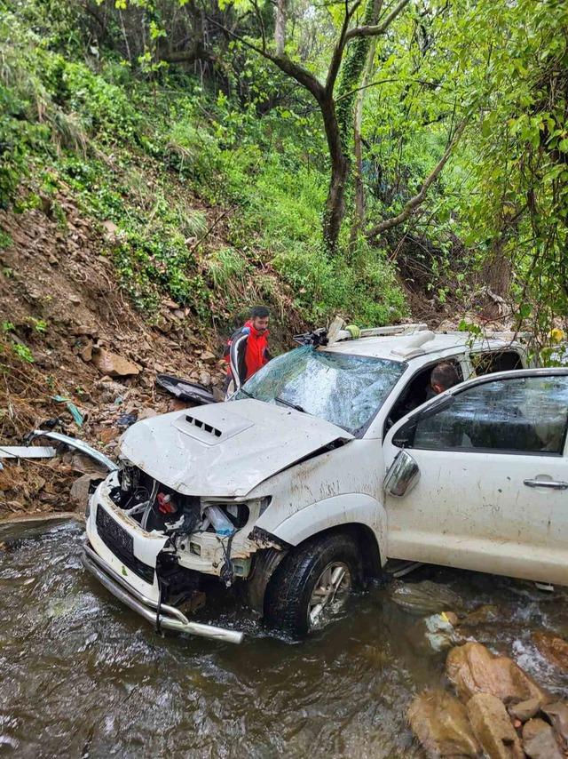 Kamyonet dere yatağına d&uuml;şt&uuml;: 2 yaralı 4